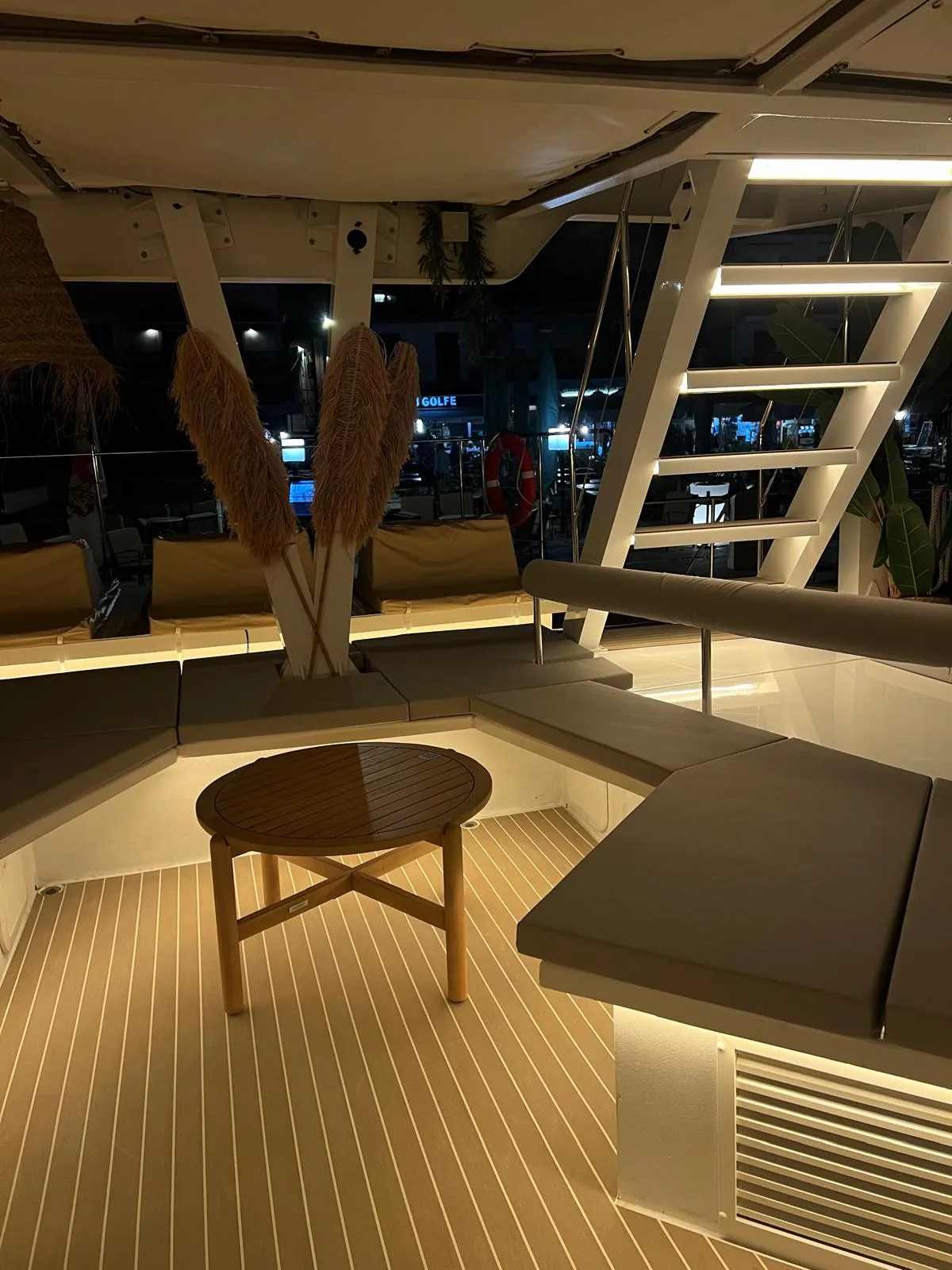 Bateau avec éclairage LED